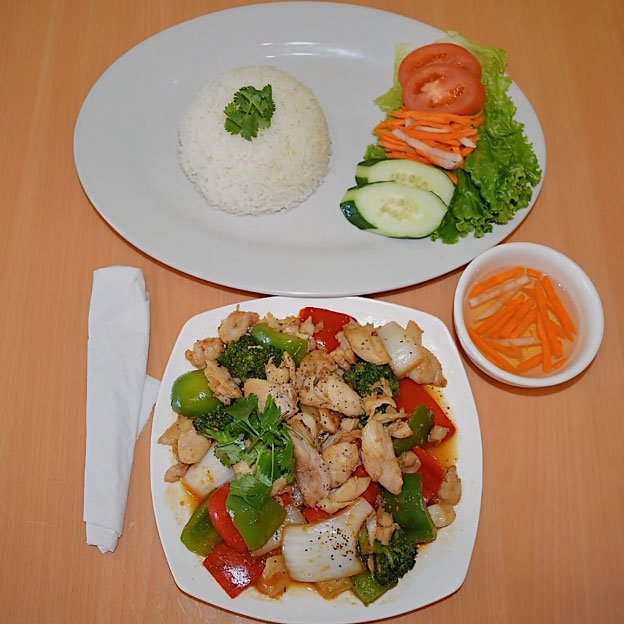 C6. Spicy Chicken Sautéed w Broccoli, Bell Pepper, Onion in Lemongrass Sauce on Steamed Rice Dish C6. Spicy Chicken Sautéed w Broccoli, Bell Pepper, Onion in Lemongrass Sauce on Steamed Rice Dish